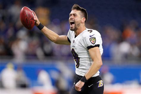 Watch as Justin Tucker hits an NFL-record 66-yard field goal as the Ravens beat the Lions Indianapolis Colts 16-25 Tennessee Titans New Orleans Saints 28-13 New England Patriots. . Justin tucker 66 yard field goal gif